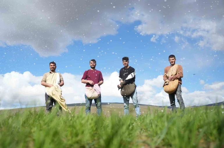 Muş’ta çiftçiler tarlaya indi: Gübreler imece usulü ile serpildi 