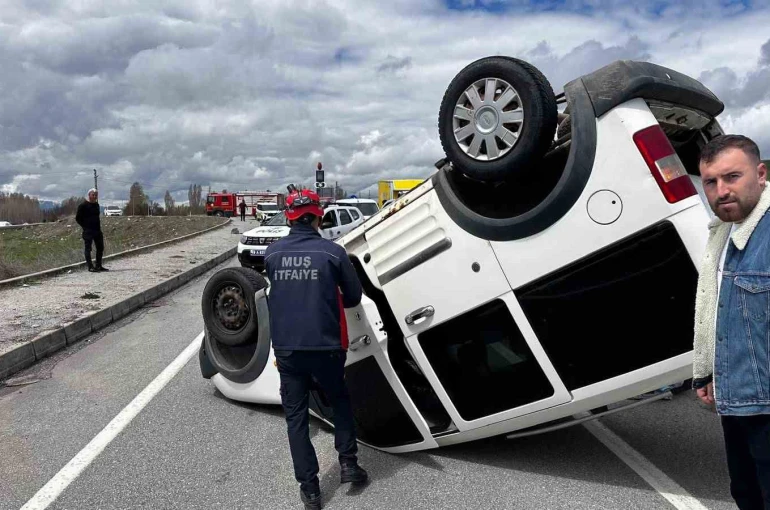 Muş’ta hafif ticari araç takla attı: 1 yaralı 