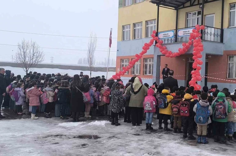 Muş’ta ikinci dönem "Bayrak Sevgisi" temasıyla başladı