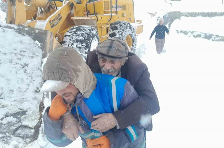 Muş’ta kapalı köy yollarında mahsur kalan hastalar ekiplerce kurtarıldı 