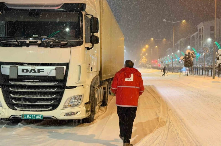 Muş’ta kar ve tipi: Yolda mahsur kalan vatandaşların imdadına Kızılay yetişti 