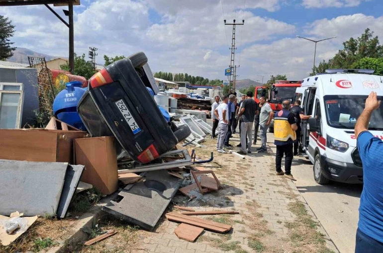 Muş’ta kontrolden çıkan otomobil hurdacıya girdi: 2 yaralı 