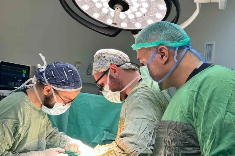 Muş’ta midesi delinen çocuk ameliyatla sağlığına kavuştu 