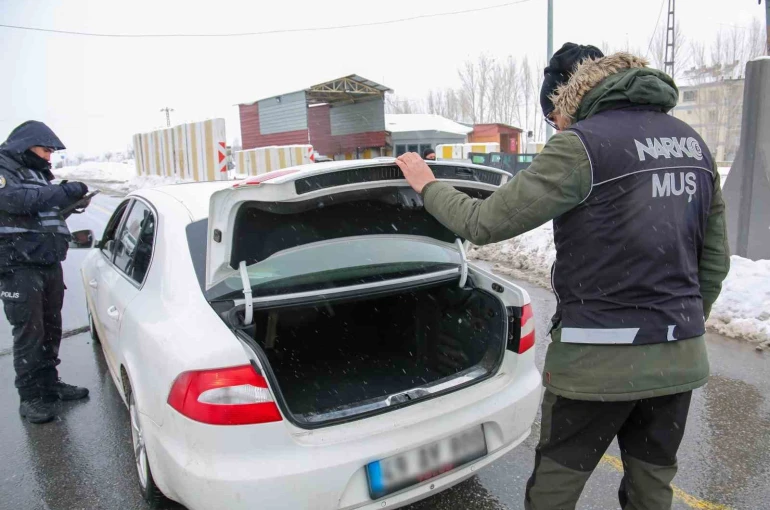 Muş’ta narkotik denetimlerinde uyuşturucu madde ele geçirildi 