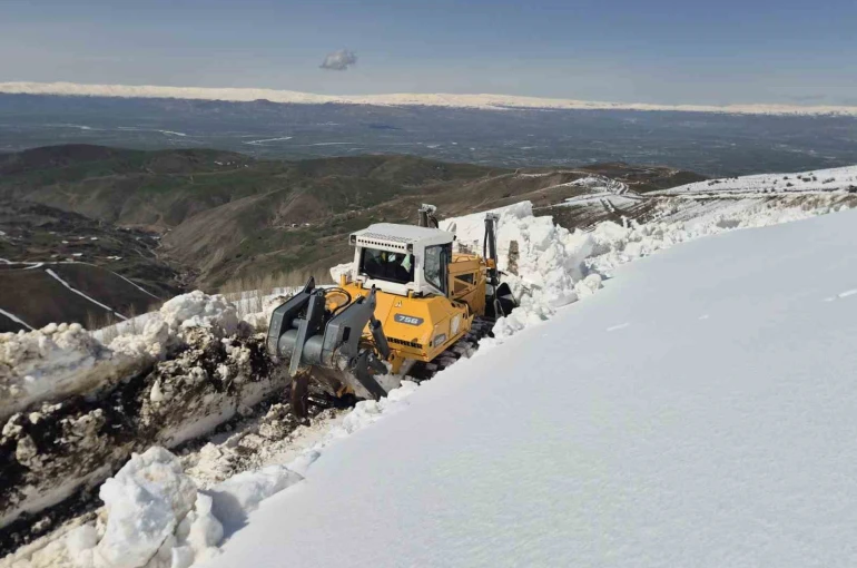Muş’ta nisan ortasında karla mücadele sürüyor 