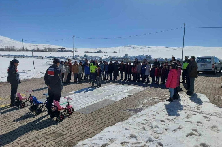 Muş’ta öğrencilere jandarmadan trafik ve güvenlik eğitimi