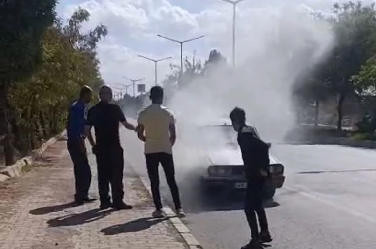 Muş’ta seyir halindeki otomobil yandı