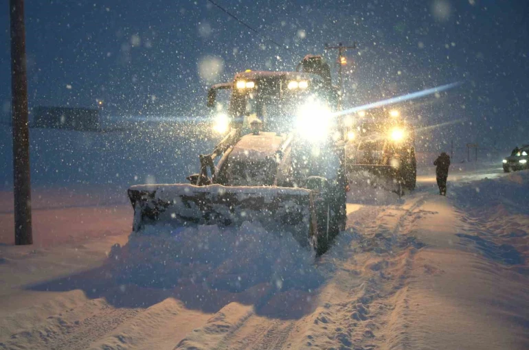 Muş’ta yeni yıl mesaisi: Vali Çakır sahadaki ekipleri ziyaret etti 