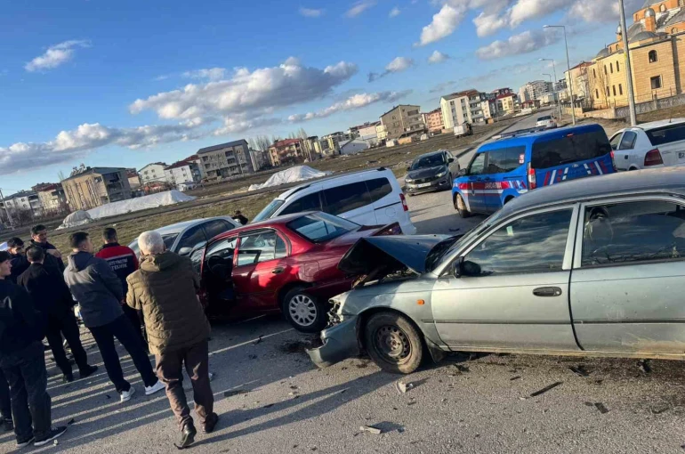 Muş’ta zincirleme kaza: 4 araç birbirine girdi 