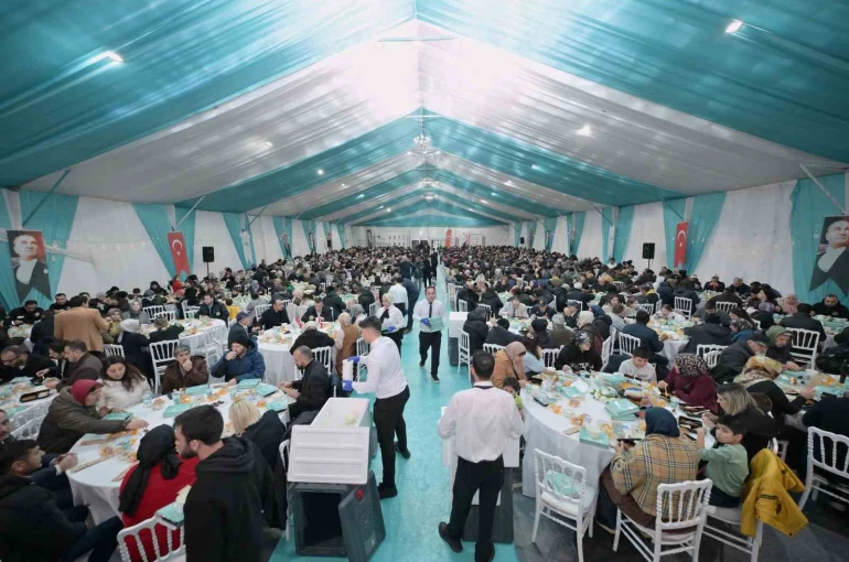 Mustafa Varank ve Can Aksoy, gönül sofrasında Esenyurtlularla bir araya geldi 