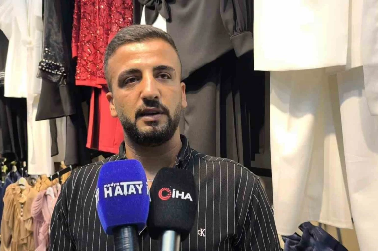 Müşteri gibi geldikleri mağazada çalışanı oyalayıp, bin lirayı çaldılar