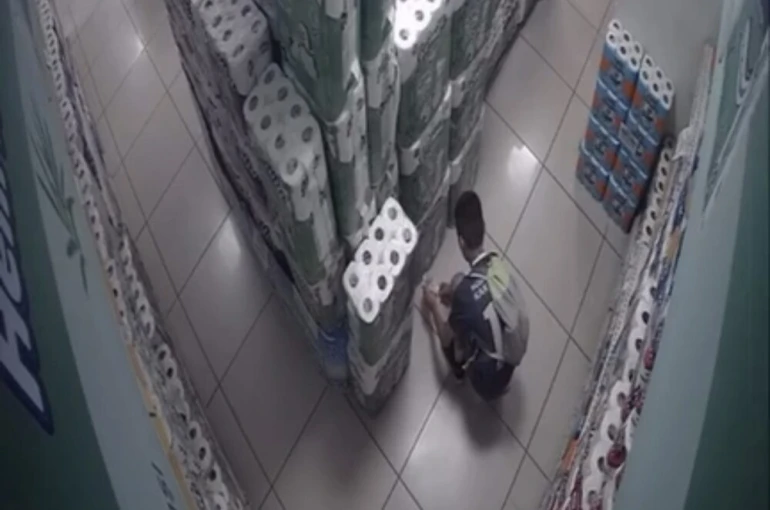 Müşteri gibi girdiği marketi kundaklayan çocuk kamerada 