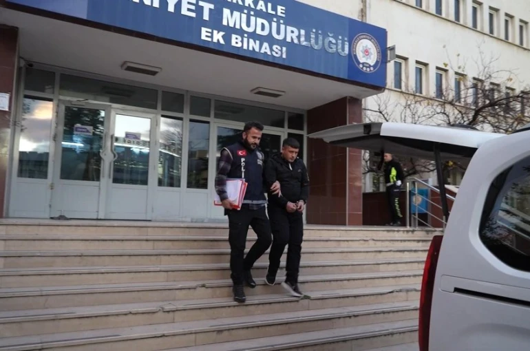 Mutfak dolabında gizlenirken polise yakalandı