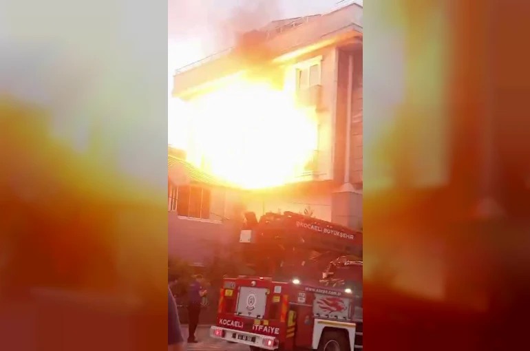 Mutfakta yangın çıktı, doğalgaz bomba gibi patladı 
