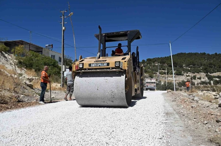 Mut’ta asfalt çalışmaları sürüyor