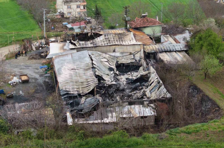 Muz deposundaki yangının zararı gün ağarınca ortaya çıktı 