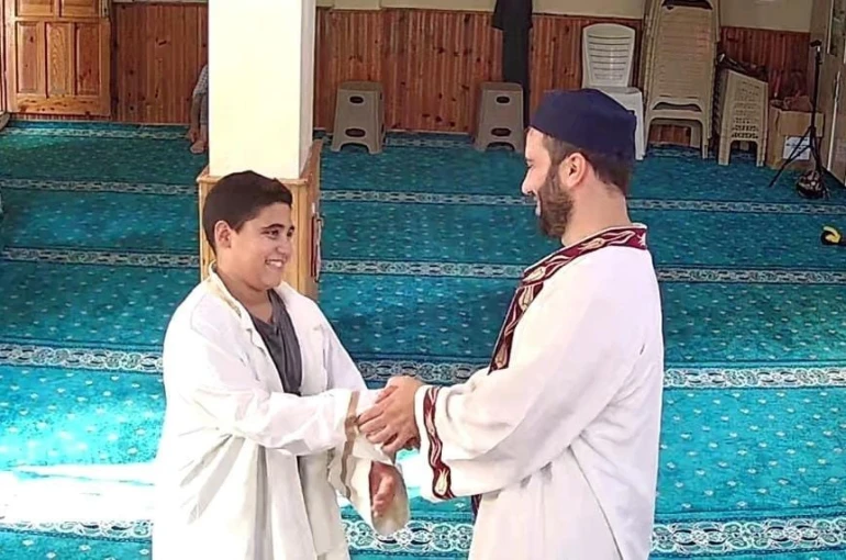 Namaz kılmaya gelen çocuğa imamdan sıcacık davranış 
