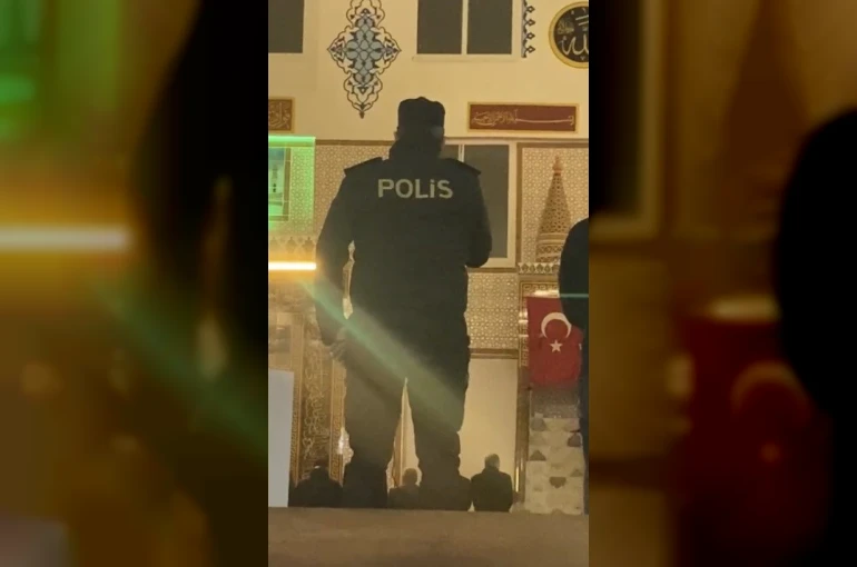 Namaza giden ilçe emniyet müdürü müezzinlik yaptı 