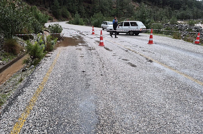 Namnam çayında su seviyesi yükseldi, yol çöktü 