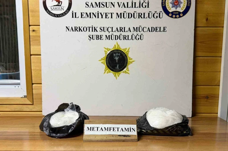 Narkotik köpeği Şila valizdeki 1 kilo 900 gram metamfetamini buldu 