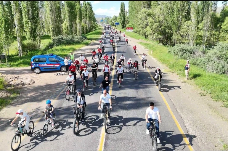 Narman’da doğa ve spor Peri Bacaları’nda buluştu 