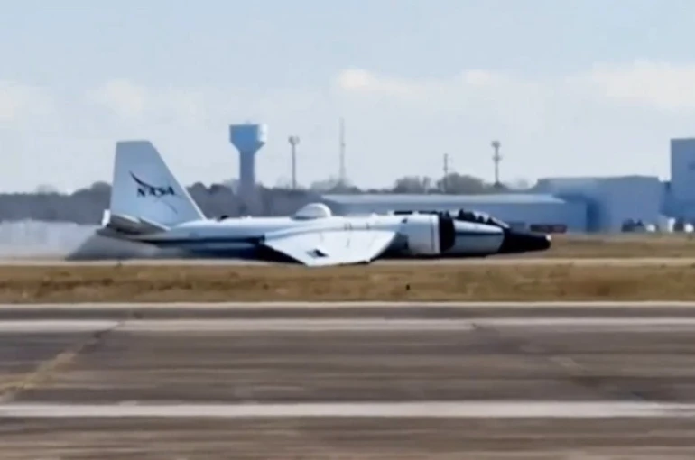 NASA’ya ait araştırma uçağı arıza nedeniyle gövde üzerine iniş yaptı