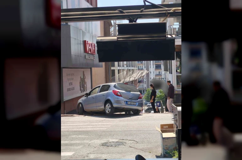 Navigasyon yanıltınca otomobil merdivenlere çıktı, faciadan dönüldü