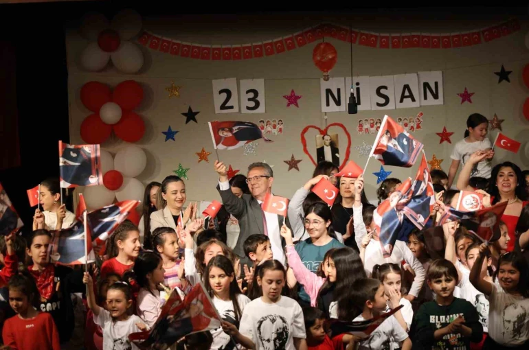 Nazilli’de sahne minik oyuncuların oldu 