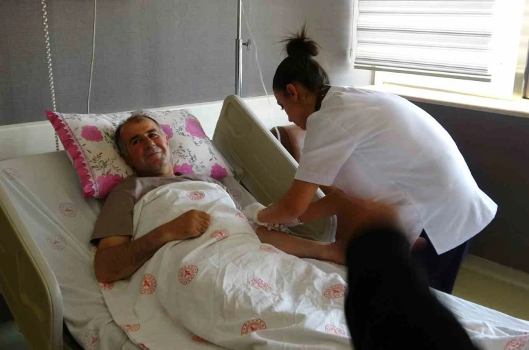 Nefes darlığı şikayetiyle hastaneye başvuran çiftçinin karnında 4 kiloluk kitle çıkarıldı