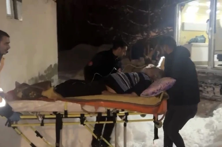 Nefes darlığı yaşayan hasta karla kaplı köyden paletli ambulansla kurtarıldı 