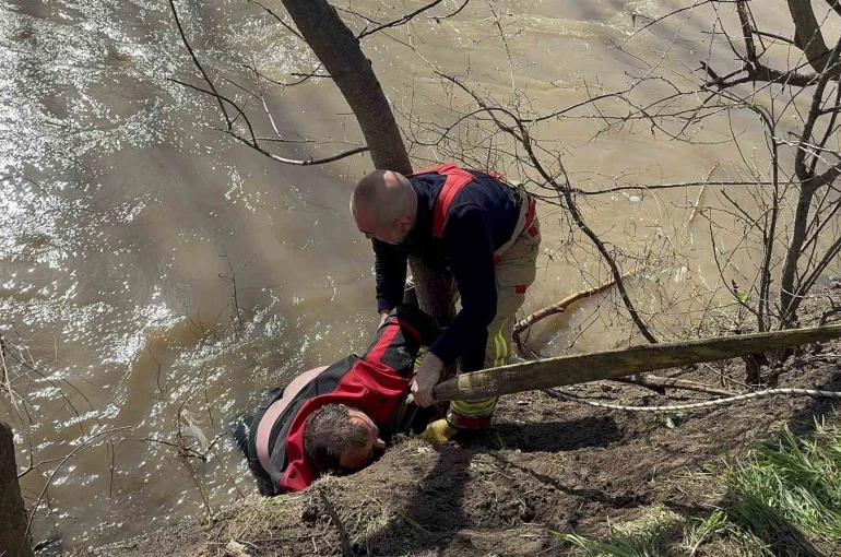Nehre düşen kişiyi kurtarmak için zamanla yarış: Can pazarı yaşandı 