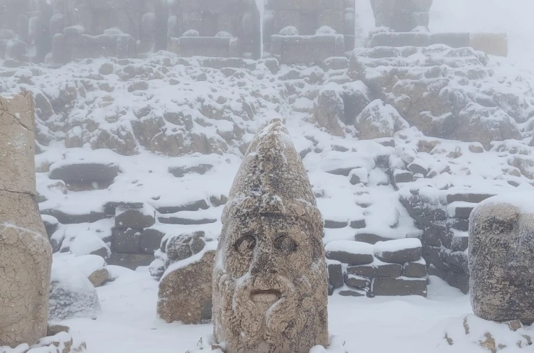 Nemrut Dağı’nda mayısta kar sürprizi 