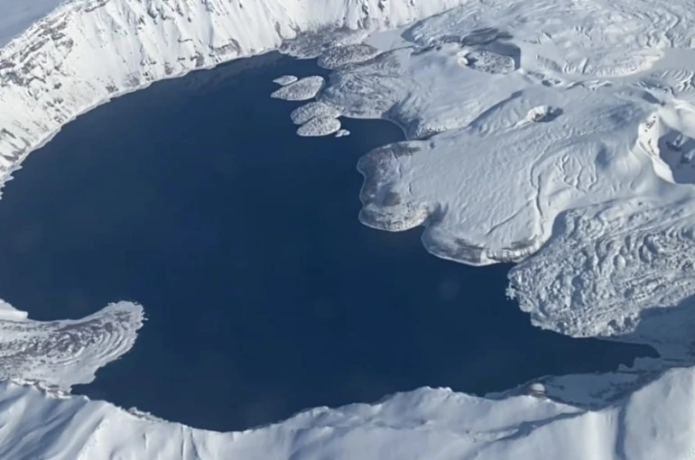 Nemrut Krater Gölü’nün kış güzelliği mest etti 