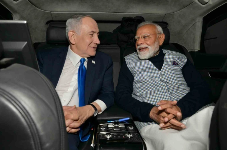 Netanyahu, Hindistan Başbakanı Modi’yi Hint kıyafeti giyerek karşıladı