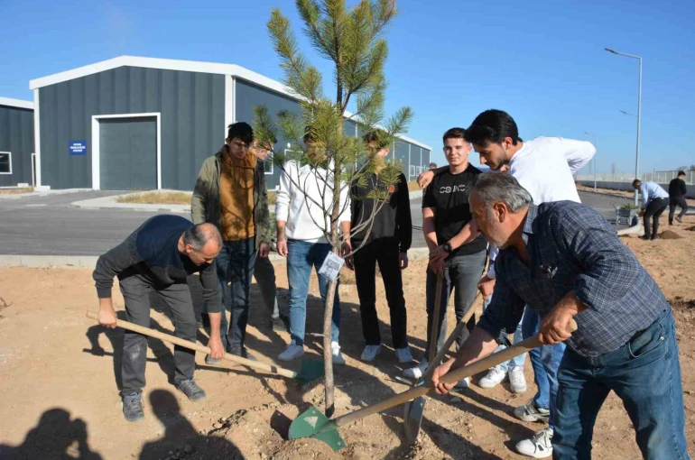 NEÜ, iki farklı etkinlikle şehitlerin hatırasını yeşertti 