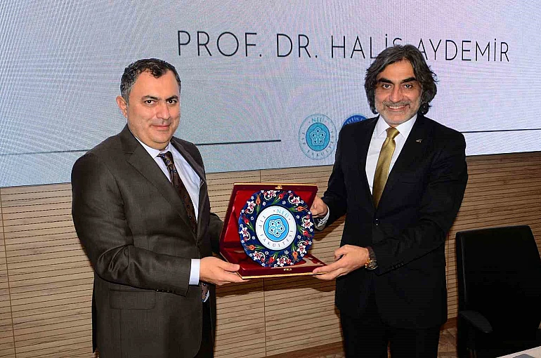 NEÜ’de "Modern Dünyada Duruş Sahibi Olmak" konuşuldu 