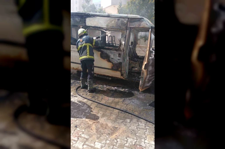 Nevşehir’de park halindeki minibüs alev alev yandı 