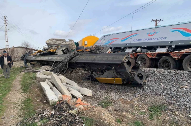 Nevşehir’de yük treni tıra çarptı: 2 makinist yaralandı 