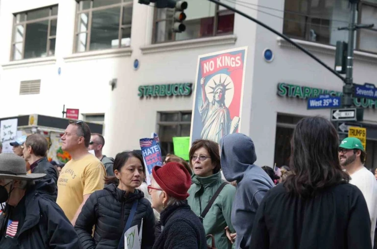 New York’ta on binlerce kişi "Krallara Hayır" protestolarında Trump yönetimini eleştirdi 
