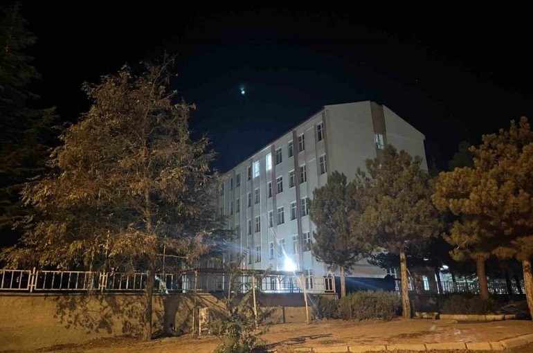 Niğde’de 6 öğrenci yedikleri pastadan sonra hastanelik oldu 