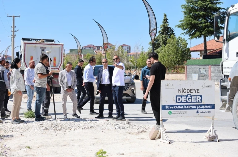Niğde’de altyapısı tamamlanan yollar sıcak asfaltla yenileniyor 