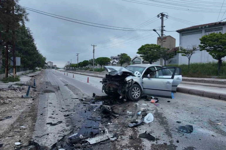 Niğde’de iki otomobilin çarpıştığı kazada 2 kişi hayatını kaybetti 