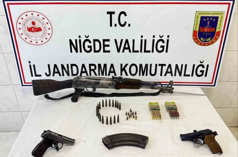 Niğde’de ruhsatsız silah operasyonu: Kaleşnikof ve tabancalar ele geçirildi 