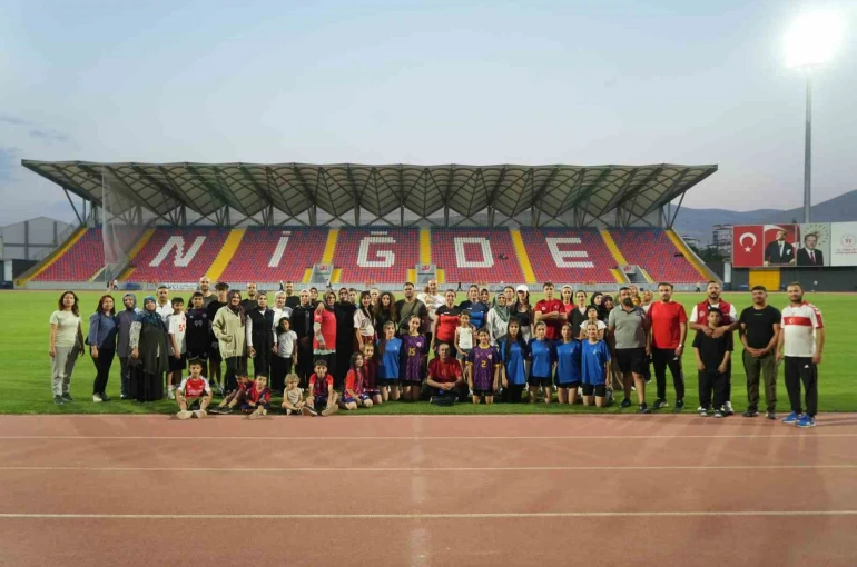 Niğde’de sağlıklı yaşam için 7’den 70’e herkes stadyumda buluşuyor