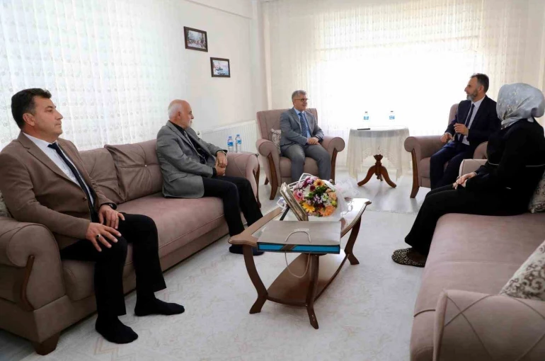 Niğde’de Vali Çelik’ten emekli öğretmene anlamlı ziyaret 