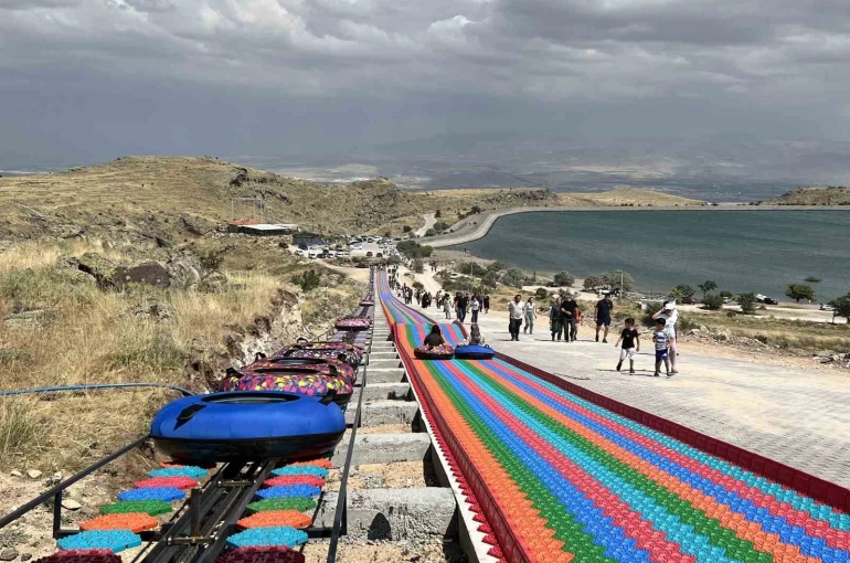 Niğde’deki renkli kaydırağa rekor ilgi 