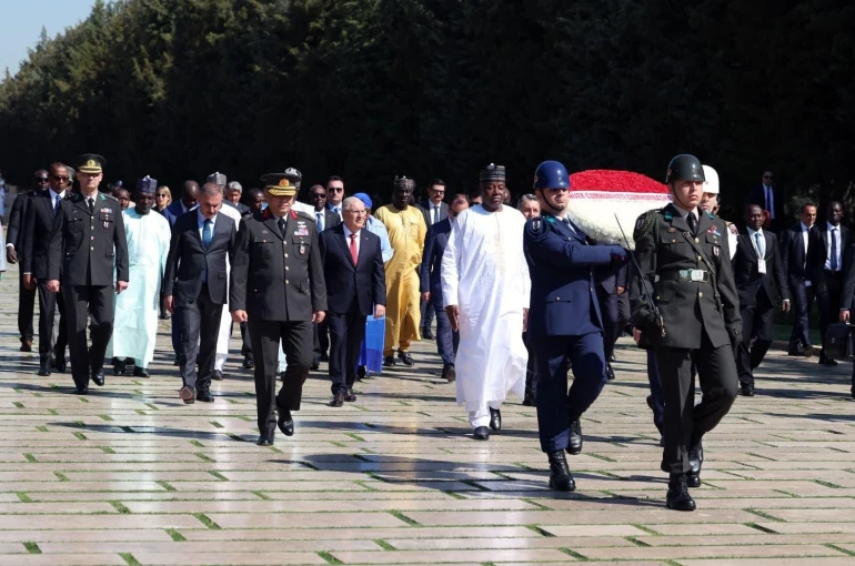 Nijer Cumhurbaşkanı Tchiani, Milli Savunma Bakanı Yaşar Güler ile birlikte Anıtkabir’i ziyaret etti 