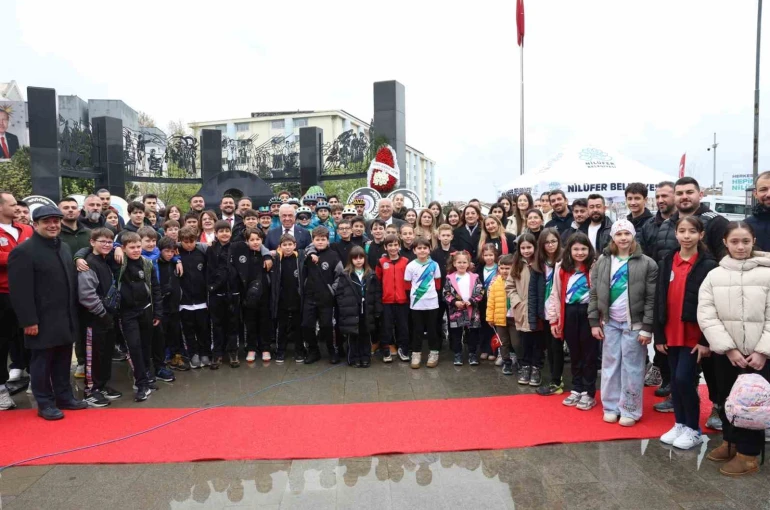 Nilüfer, 23 Nisan’ı Cumhuriyet Meydanı’nda kutladı 