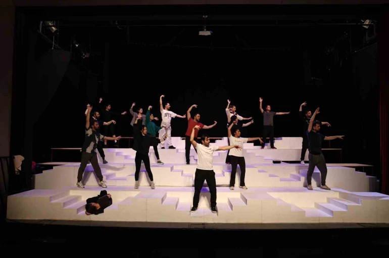 Nilüfer Kent Tiyatrosu iftiharla sunar: ’Lüküs Hayat’ 