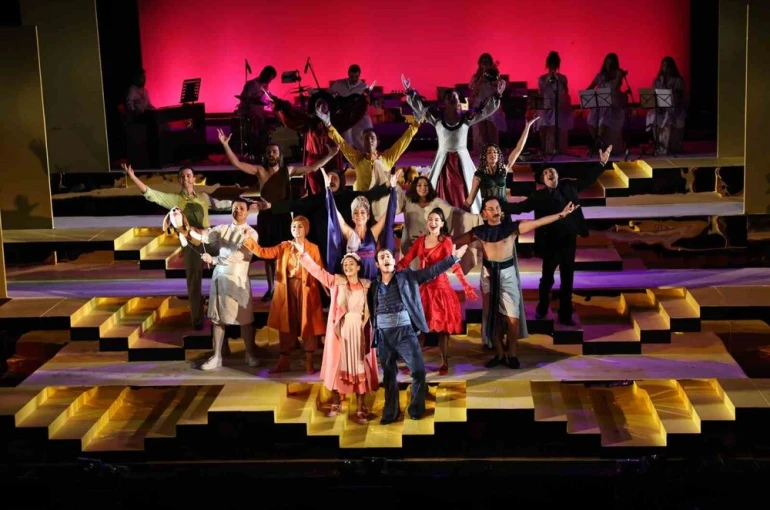 Nilüfer Kent Tiyatrosu’ndan "Lüküs Hayat" ile görkemli sezon açılışı 